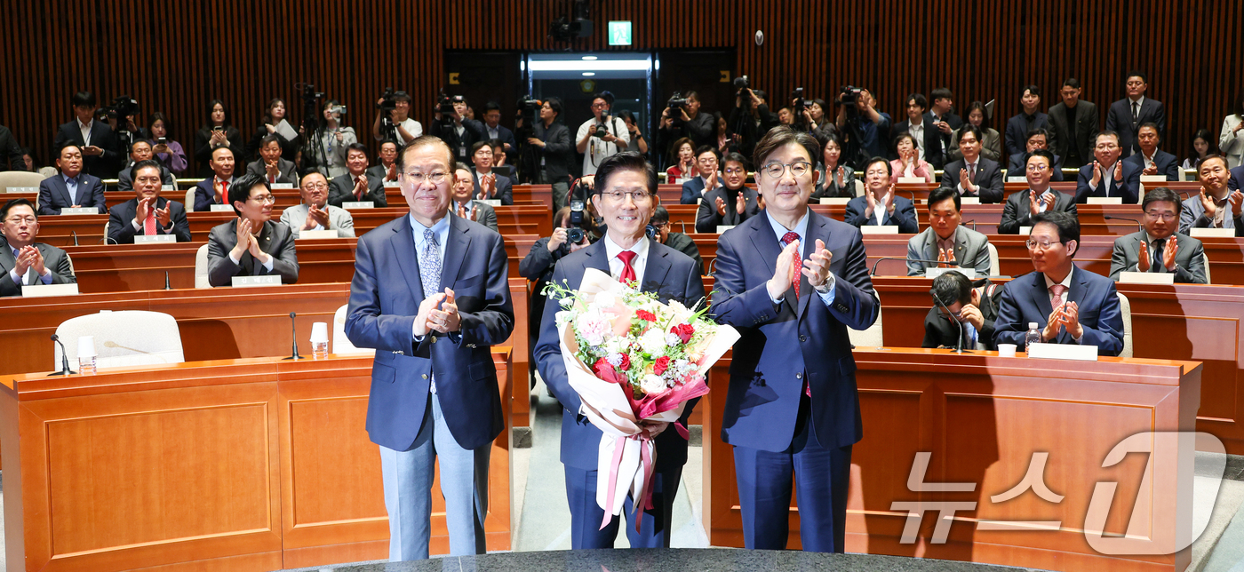 (서울=뉴스1) 안은나 기자 = 김문수 국민의힘 대통령 후보가 9일 서울 여의도 국회에서 열린 의원총회에서 꽃다발을 받은 뒤 기념 촬영하고 있다. 왼쪽부터 권영세 비대위원장, 김 …
