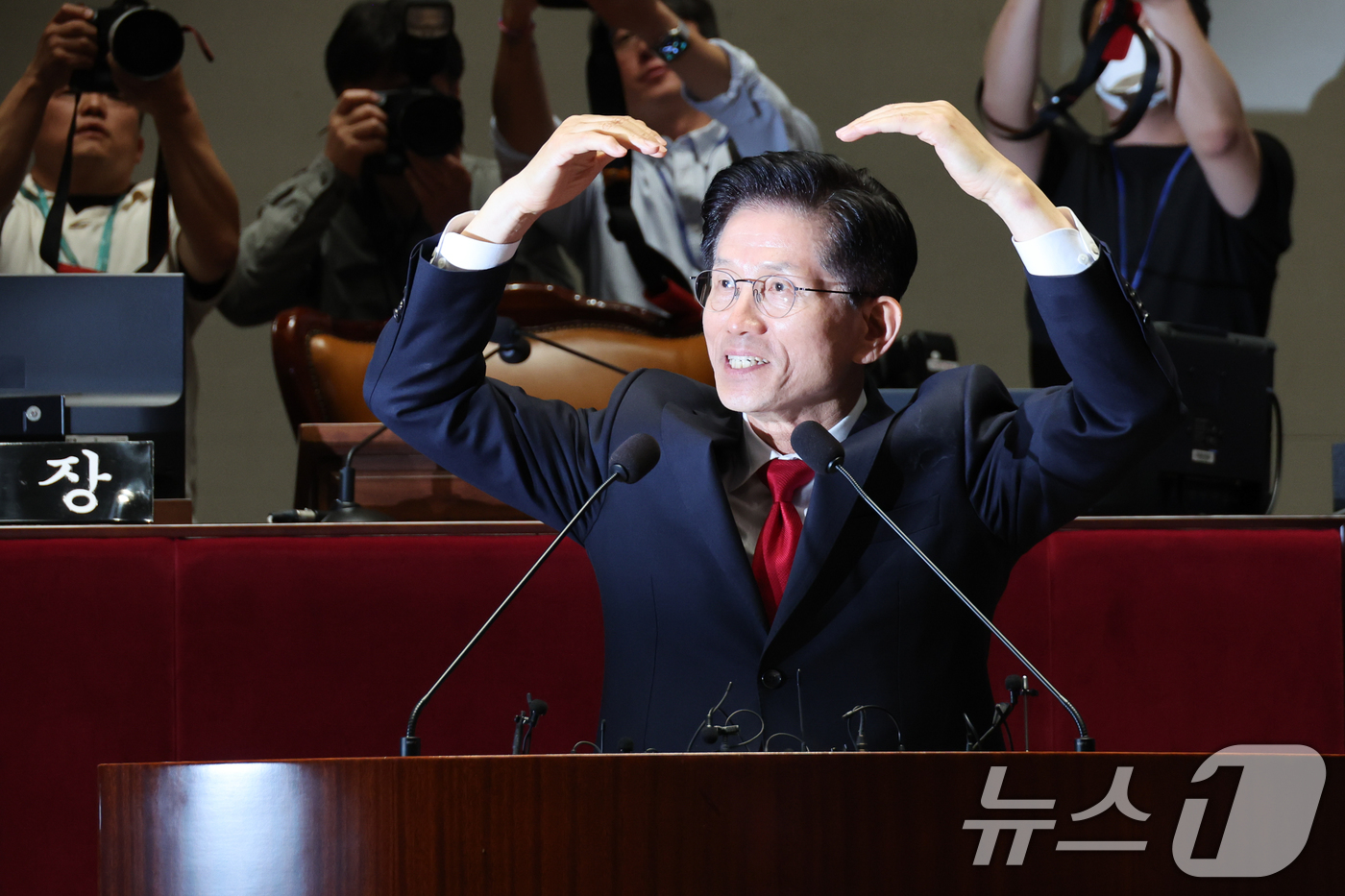 (서울=뉴스1) 안은나 기자 = 김문수 국민의힘 대통령 후보가 9일 서울 여의도 국회에서 열린 의원총회에서 하트를 만들고 있다. 2025.5.9/뉴스1