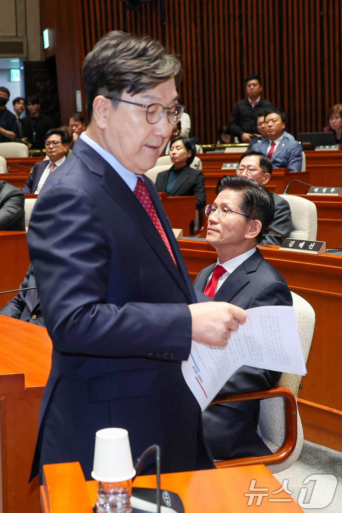 (서울=뉴스1) 안은나 기자 = 권성동 국민의힘 원내대표가 9일 서울 여의도 국회에서 열린 의원총회에서 인사말을 마친 후 자리로 향하고 있다. 오른쪽은 김문수 대통령 후보. 202 …