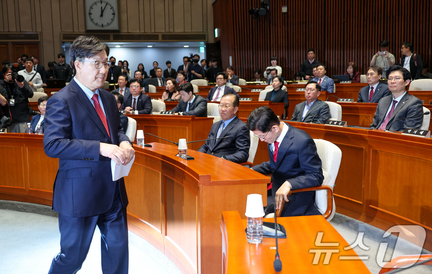 (서울=뉴스1) 안은나 기자 = 권성동 국민의힘 원내대표가 9일 서울 여의도 국회에서 열린 의원총회에서 인사말을 마친 후 자리로 향하고 있다. 오른쪽은 김문수 대통령 후보. 202 …