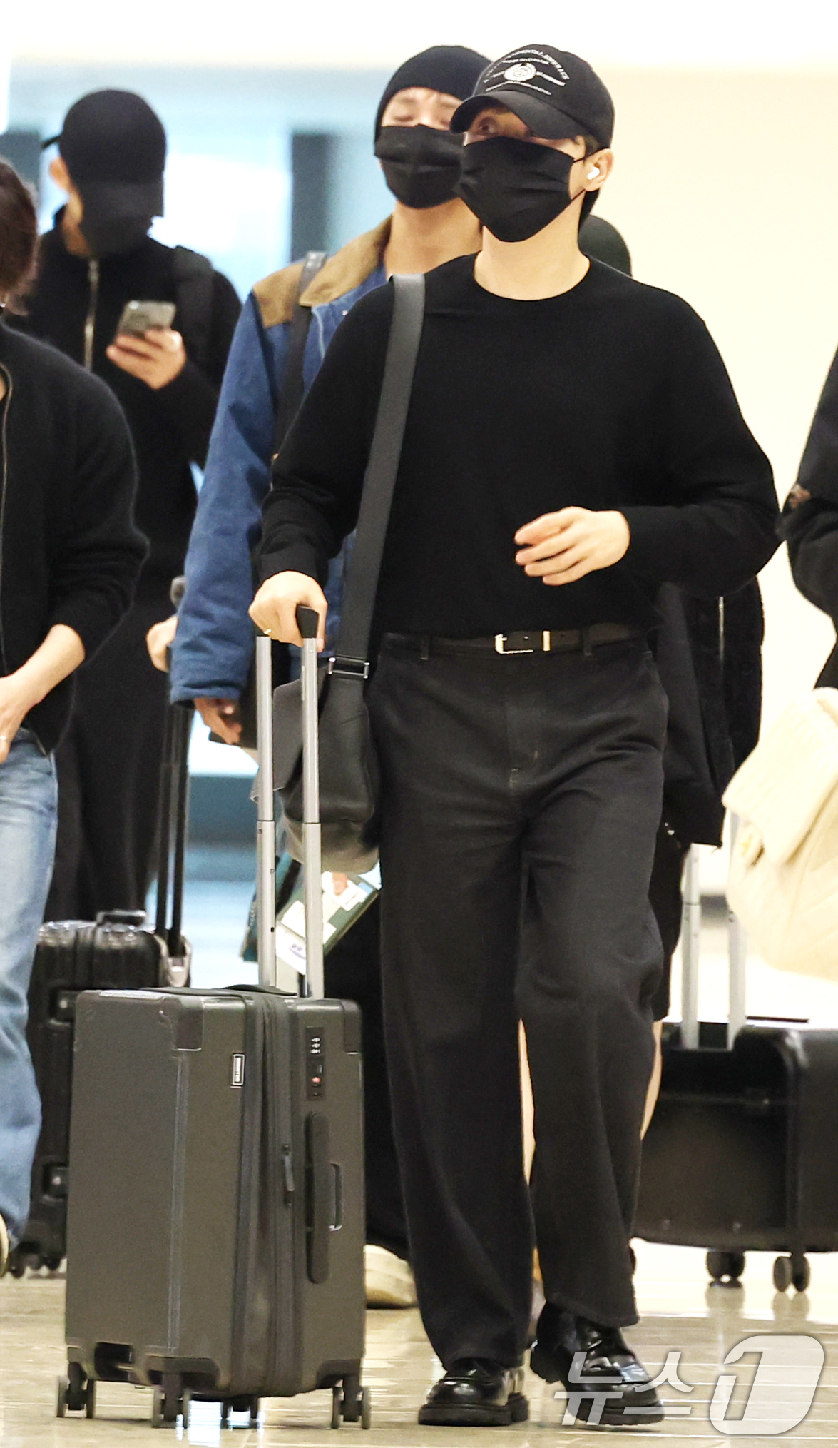 (김포공항=뉴스1) 권현진 기자 = 세븐틴의 승관이 해외 일정을 위해 9일 김포국제공항을 통해 일본으로 출국하고 있다. 2025.5.9/뉴스1
