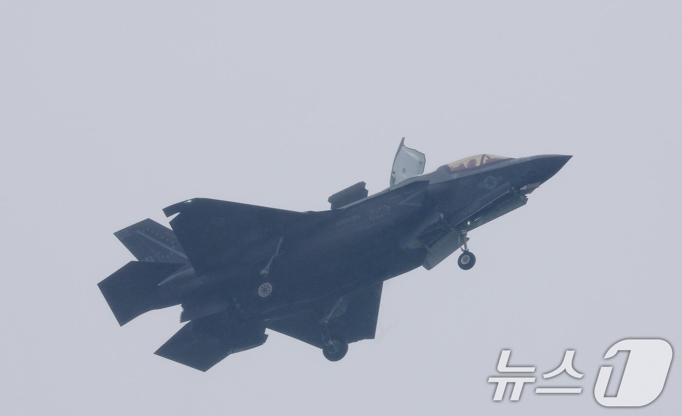 본문 이미지 - 9일 경기 평택시 주한미군 오산공군기지에서 열린 &#39;오산 에어파워데이 2025 미디어데이&#39;에서 미 해병대 F-35B가 시범 비행을 하고 있다. 2025.5.9/뉴스1 ⓒ News1 김영운 기자