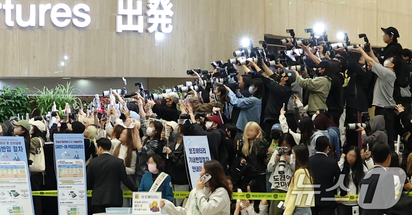 (김포공항=뉴스1) 권현진 기자 = 9일 김포국제공항 출국장에 팬들이 출국하는 그룹 세븐틴을 찍고 있다. 2025.5.9/뉴스1