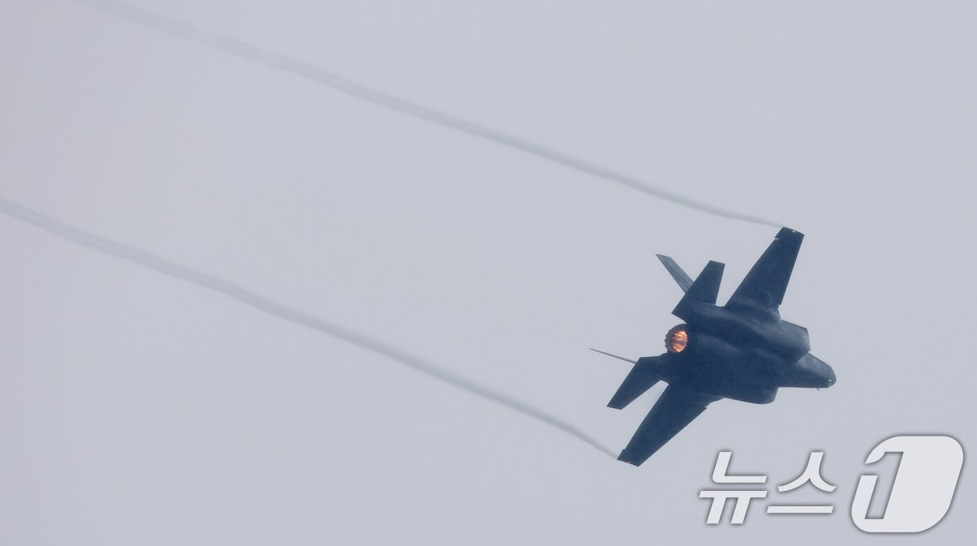 본문 이미지 - 9일 경기 평택시 주한미군 오산공군기지에서 열린 &#39;오산 에어파워데이 2025 미디어데이&#39;에서 미 해병대 F-35B가 시범 비행을 하고 있다. 2025.5.9/뉴스1 ⓒ News1 김영운 기자