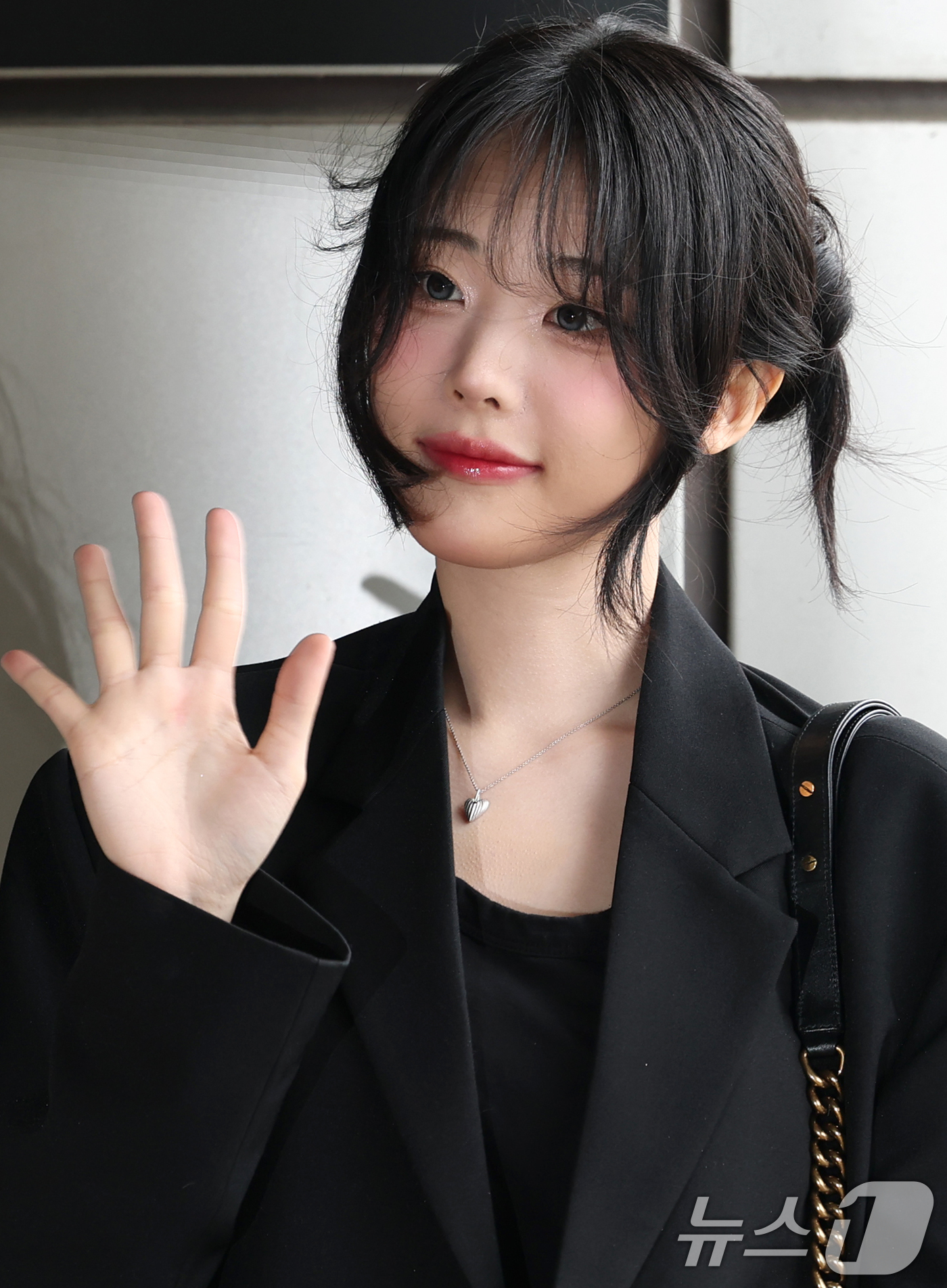 (김포공항=뉴스1) 권현진 기자 = QWER의 히나가 해외 일정을 위해 9일 김포국제공항을 통해 일본으로 출국하기 전 인사를 하고 있다. 2025.5.9/뉴스1