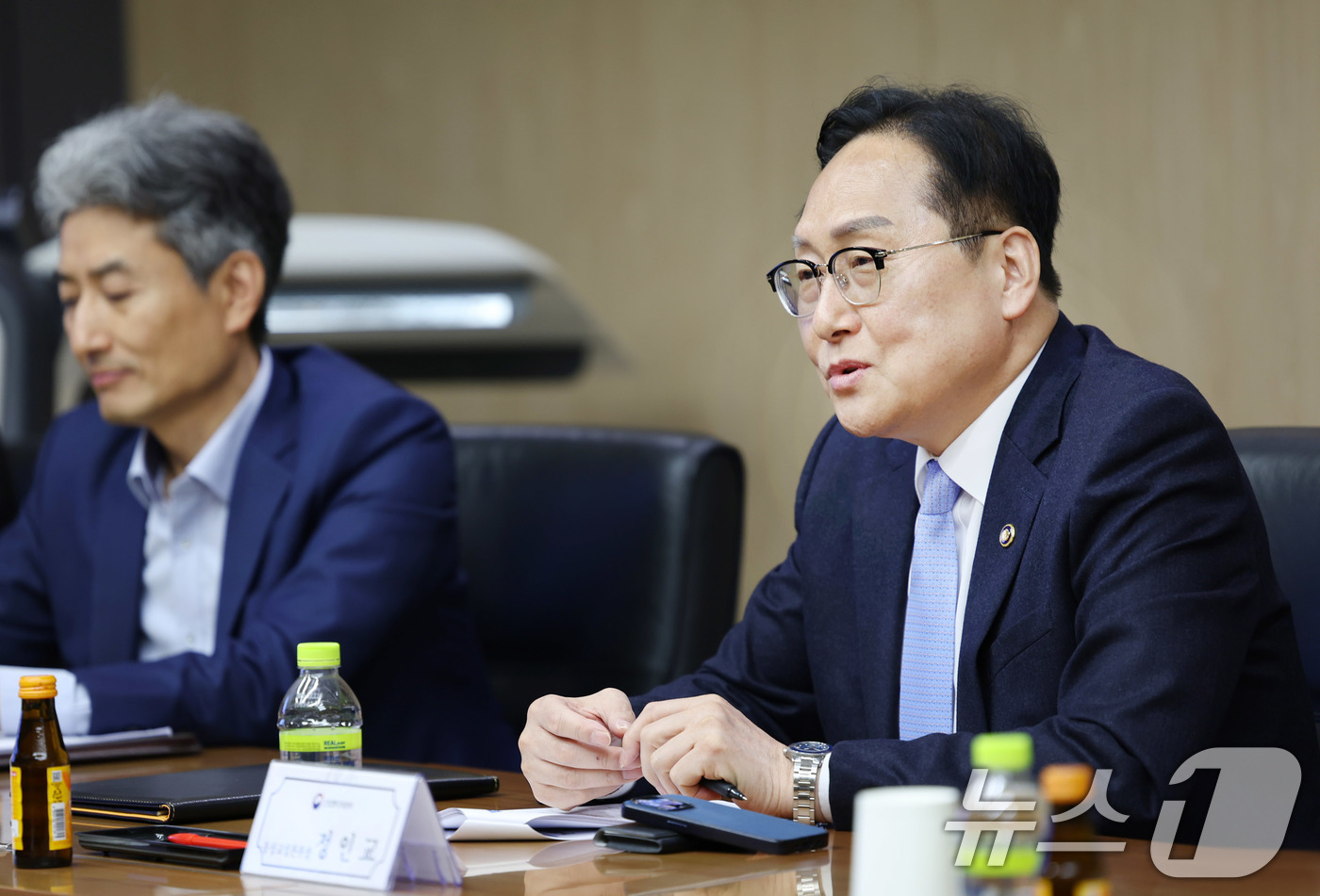 (서울=뉴스1) 이연주 기자 = 정인교 산업통상자원부 통상교섭본부장이 9일 경상남도 사천시에 위치한 한국항공우주산업을 방문해 관계자로부터 회사 운영현황을 청취하고 있다. (산업통상 …