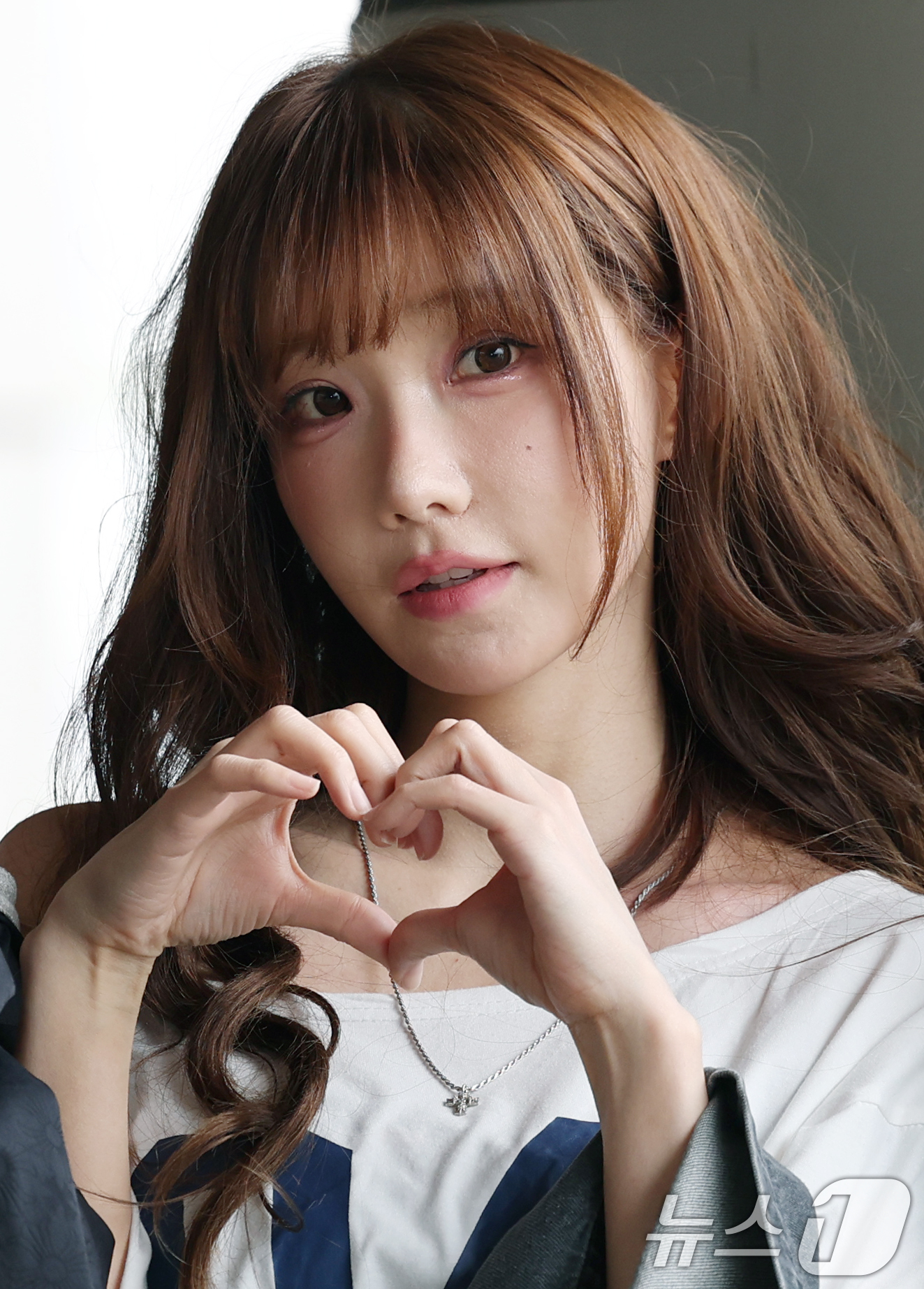 (김포공항=뉴스1) 권현진 기자 = QWER의 마젠타가 해외 일정을 위해 9일 김포국제공항을 통해 일본으로 출국하기 전 인사를 하고 있다. 2025.5.9/뉴스1