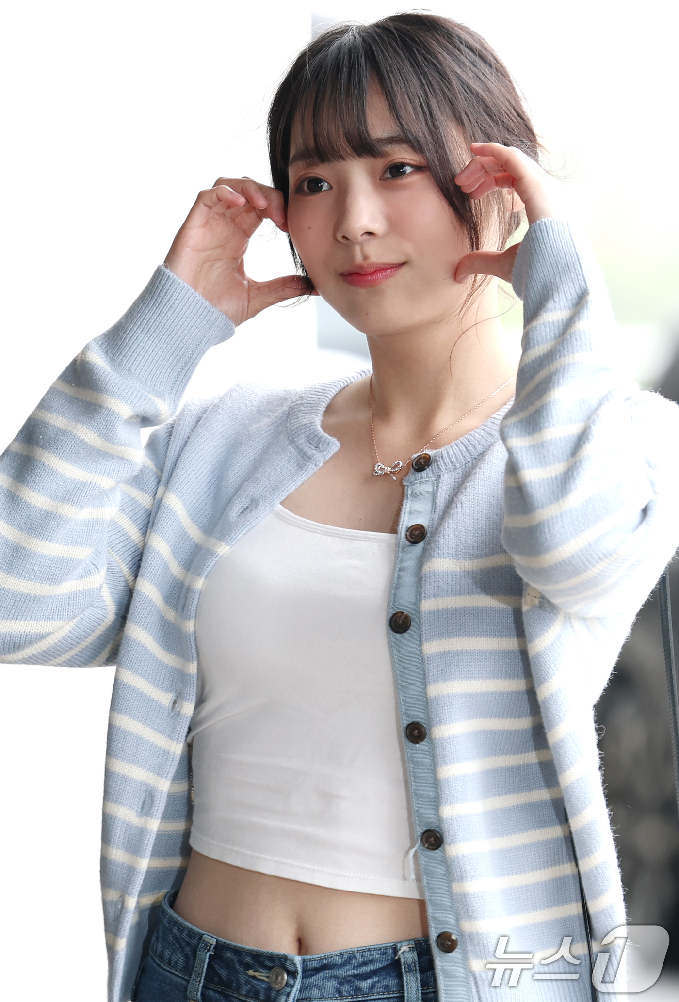 (김포공항=뉴스1) 권현진 기자 = QWER의 시연이 해외 일정을 위해 9일 김포국제공항을 통해 일본으로 출국하기 전 인사를 하고 있다. 2025.5.9/뉴스1