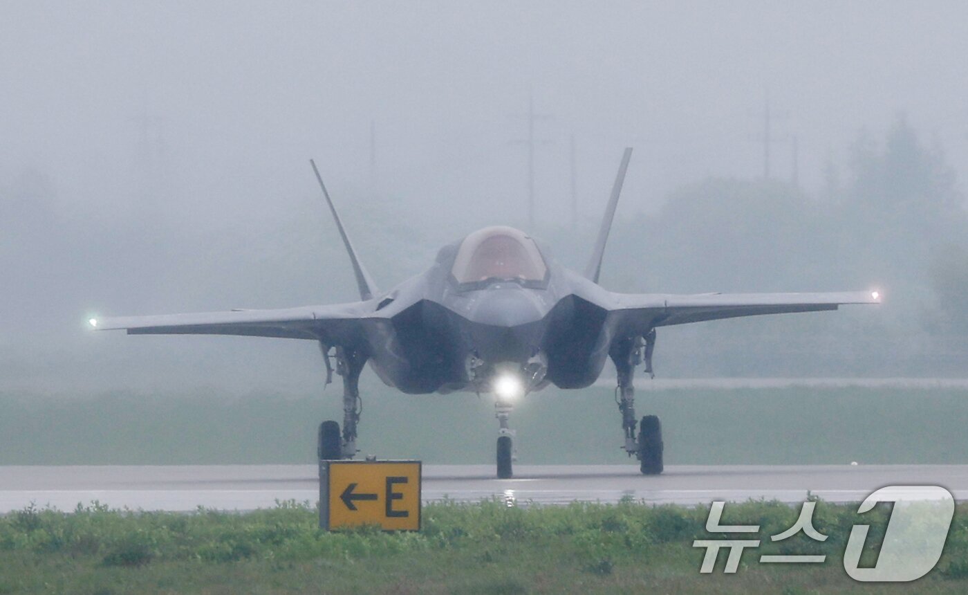 본문 이미지 - 9일 경기 평택시 주한미군 오산공군기지에서 열린 &#39;오산 에어파워데이 2025 미디어데이&#39;에서 미 해병대 F-35B가 시범 비행을 마치고 착륙하고 있다. 2025.5.9/뉴스1 ⓒ News1 김영운 기자