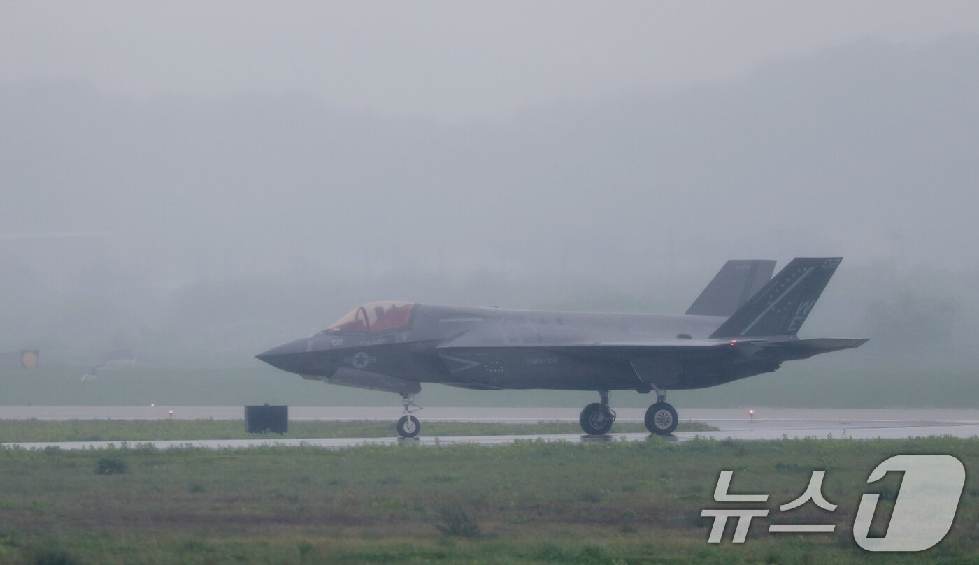 본문 이미지 - 9일 경기 평택시 주한미군 오산공군기지에서 열린 &#39;오산 에어파워데이 2025 미디어데이&#39;에서 미 해병대 F-35B가 시범 비행을 마치고 착륙하고 있다. 2025.5.9/뉴스1 ⓒ News1 김영운 기자