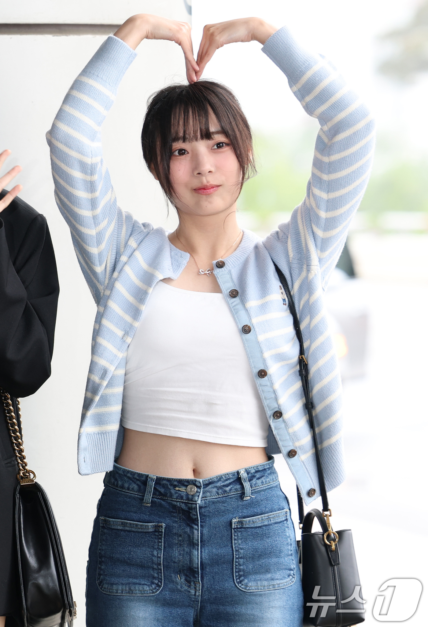 (김포공항=뉴스1) 권현진 기자 = QWER의 시연이 해외 일정을 위해 9일 김포국제공항을 통해 일본으로 출국하기 전 인사를 하고 있다. 2025.5.9/뉴스1