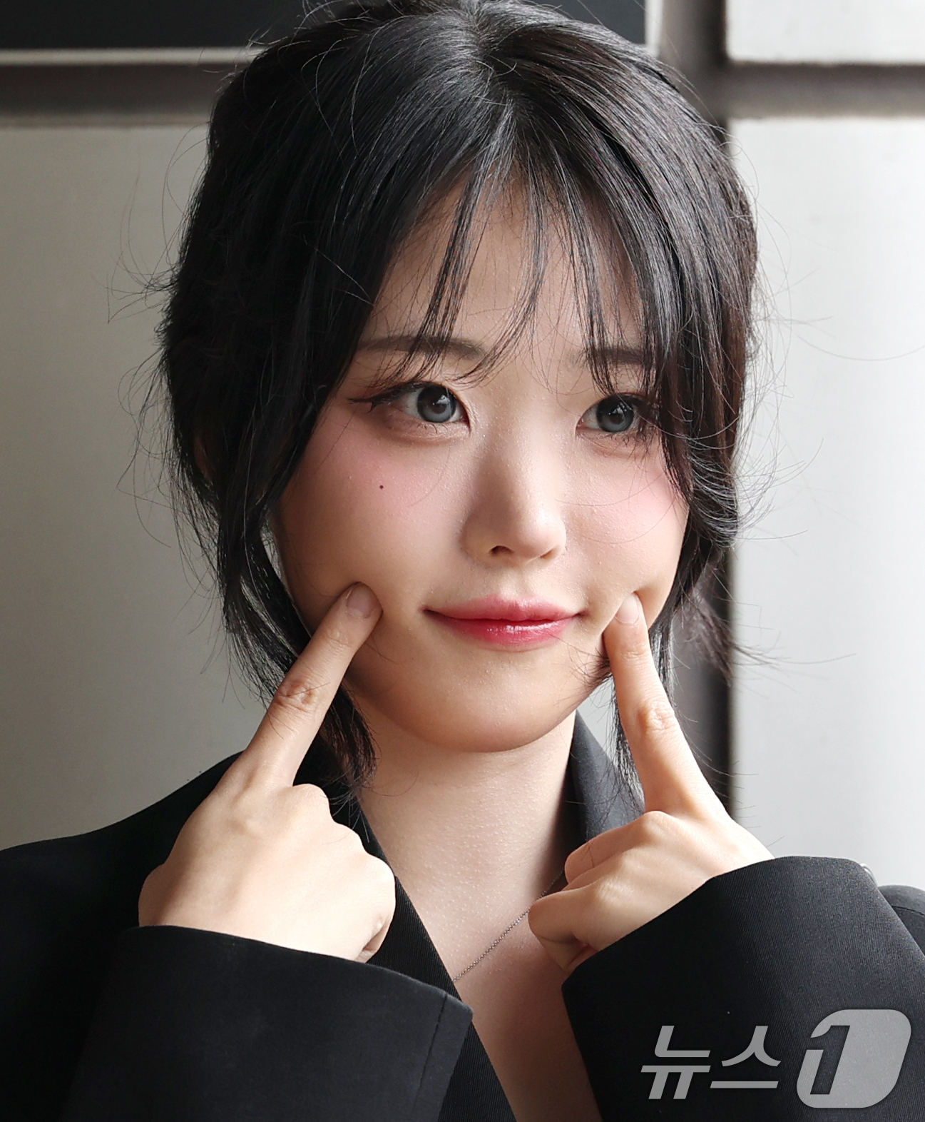 (김포공항=뉴스1) 권현진 기자 = QWER의 히나가 해외 일정을 위해 9일 김포국제공항을 통해 일본으로 출국하기 전 인사를 하고 있다. 2025.5.9/뉴스1