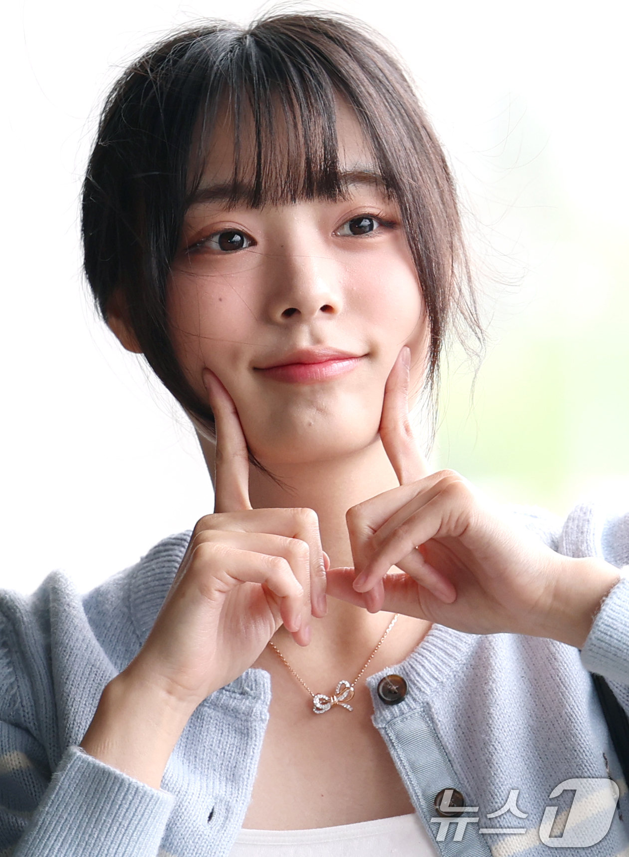 (김포공항=뉴스1) 권현진 기자 = QWER의 시연이 해외 일정을 위해 9일 김포국제공항을 통해 일본으로 출국하기 전 인사를 하고 있다. 2025.5.9/뉴스1