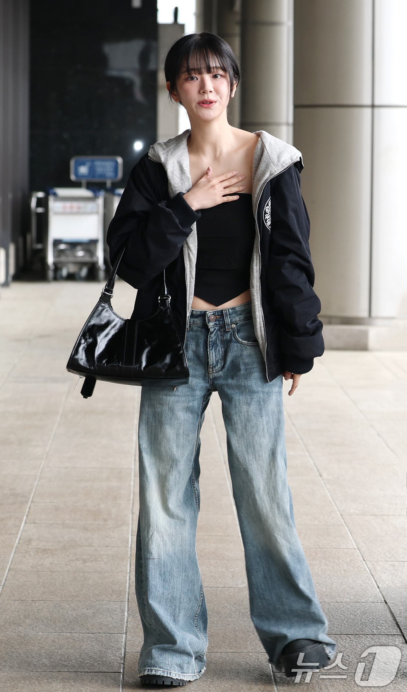 (김포공항=뉴스1) 권현진 기자 = QWER의 쵸단이 해외 일정을 위해 9일 김포국제공항을 통해 일본으로 출국하기 전 인사를 하고 있다. 2025.5.9/뉴스1