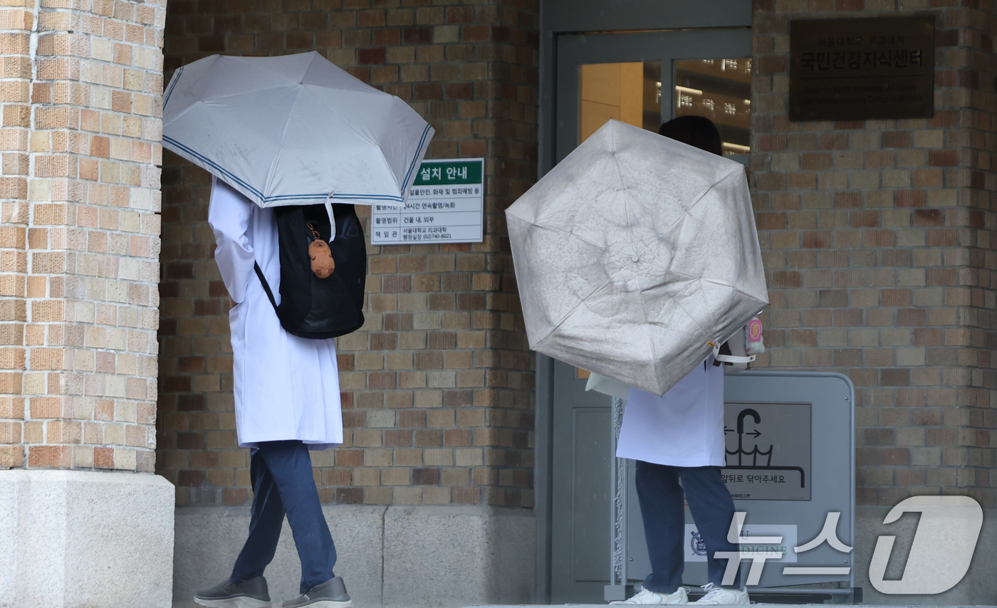 (서울=뉴스1) 허경 기자 = 교육부는 전국 40개 의과대학 재학생 총 1만 9475명 중 42.6%인 8305명을 유급, 46명을 제적 처리한다고 9일 밝혔다.당초 전체 의대생 …