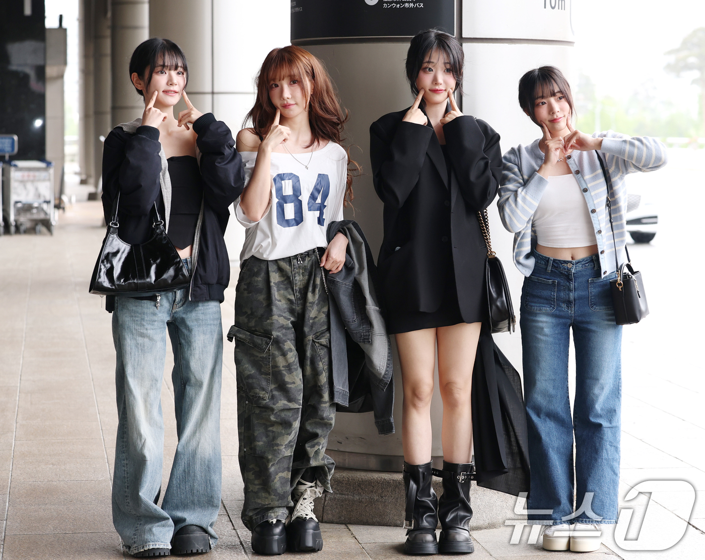 (김포공항=뉴스1) 권현진 기자 = QWER의 쵸단(왼쪽부터)과 마젠타, 히나, 시연이 해외 일정을 위해 9일 김포국제공항을 통해 일본으로 출국하기 전 인사를 하고 있다. 2025 …