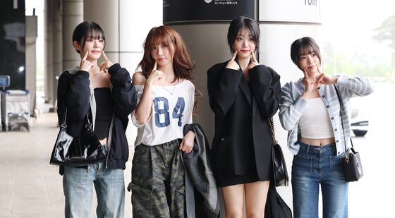 QWER, 출국