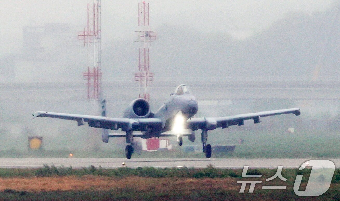 본문 이미지 - 9일 경기 평택시 주한미군 오산공군기지에서 열린 &#39;오산 에어파워데이 2025 미디어데이&#39;에서 미 공군 A-10 공격기가 시범 비행을 하고 있다. 2025.5.9/뉴스1 ⓒ News1 김영운 기자