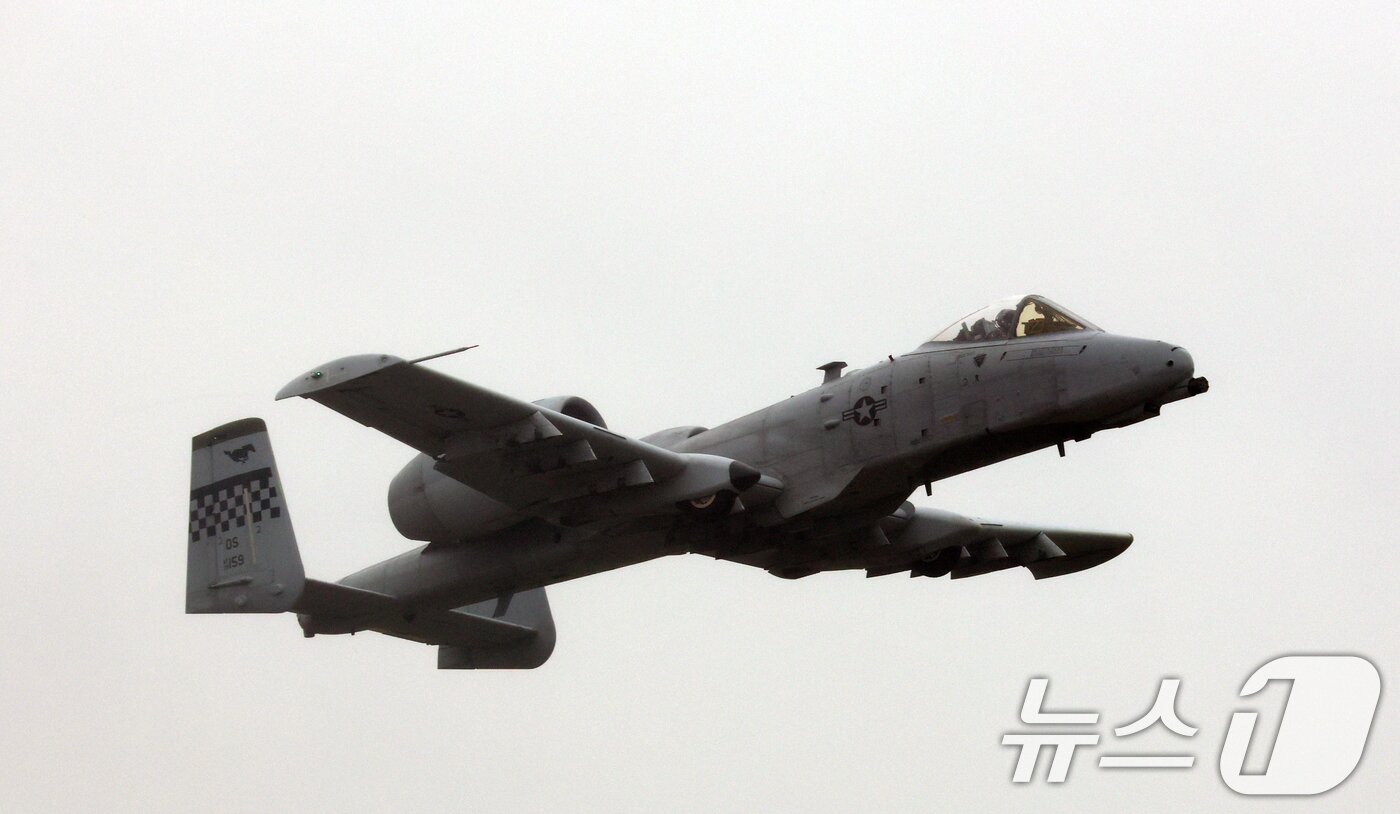 본문 이미지 - 9일 경기 평택시 주한미군 오산공군기지에서 열린 &#39;오산 에어파워데이 2025 미디어데이&#39;에서 미 공군 A-10 공격기가 시범 비행을 하고 있다. 2025.5.9/뉴스1 ⓒ News1 김영운 기자