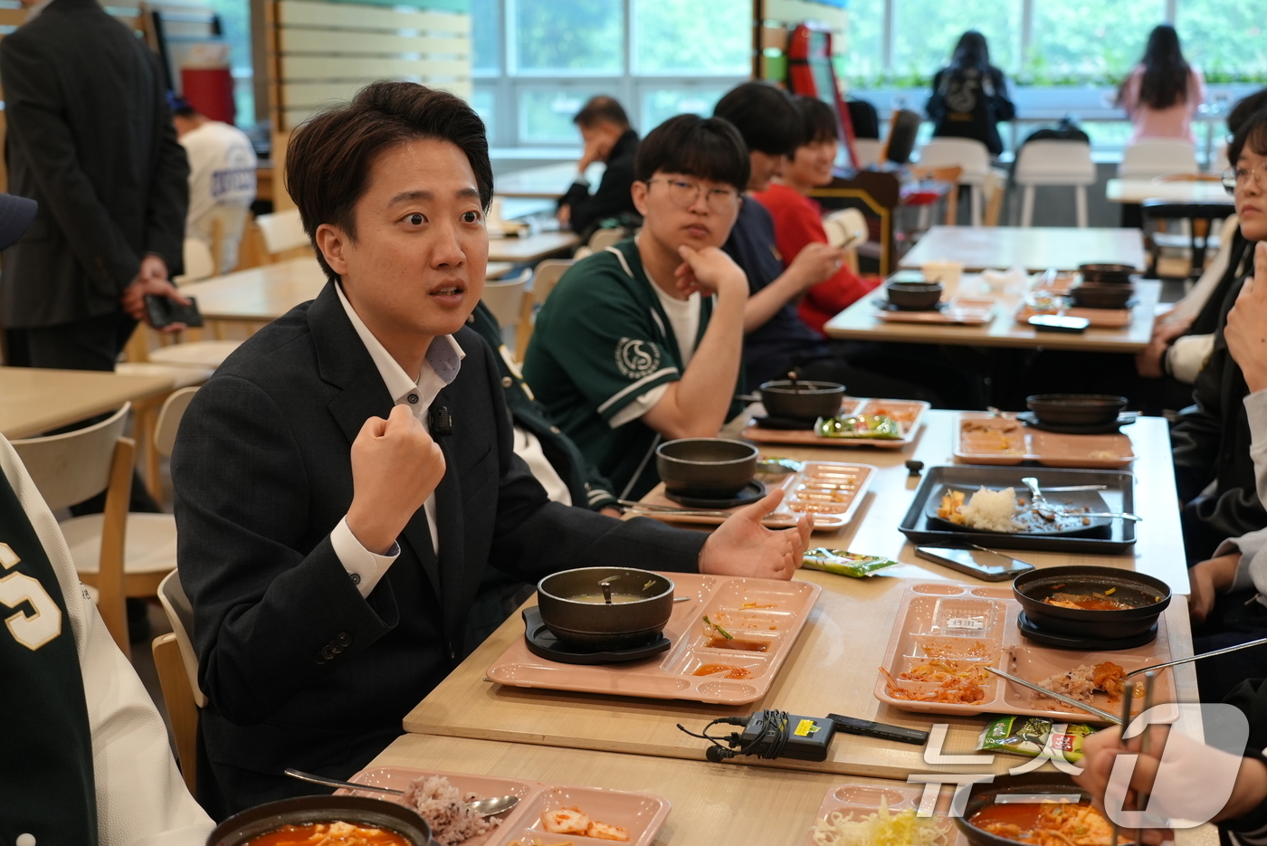 (서울=뉴스1) = 이준석 개혁신당 대통령 후보가 9일 서울 종로구 성균관대학교를 찾아 학생들과 학식을 먹으며 대화하고 있다. (이준석 캠프 제공, 재판매 및 DB 금지) 2025 …