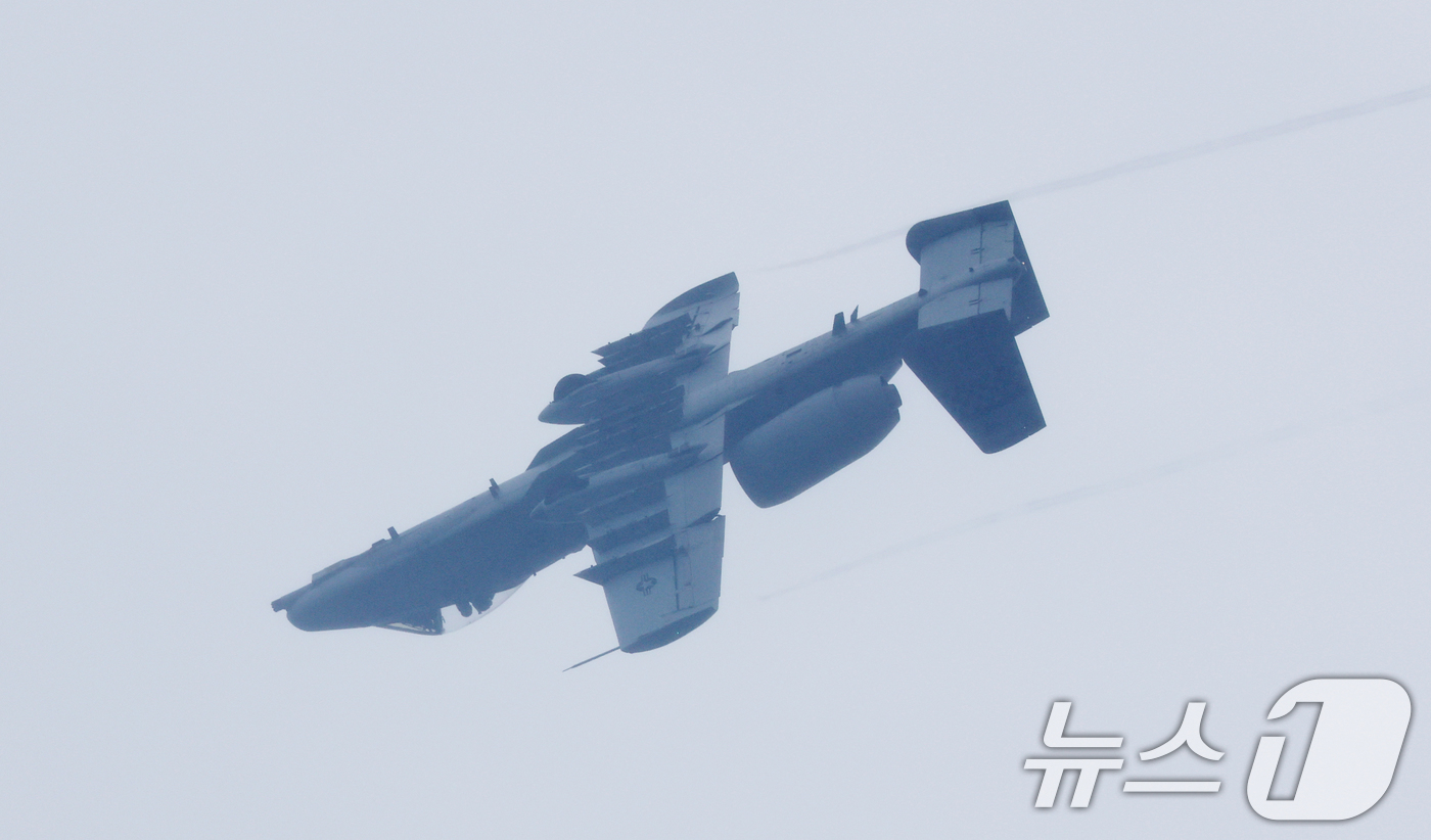 (평택=뉴스1) 김영운 기자 = 9일 경기 평택시 주한미군 오산공군기지에서 열린 '오산 에어파워데이 2025 미디어데이'에서 미 공군 A-10 공격기가 시범 비행을 하고 있다. 2 …