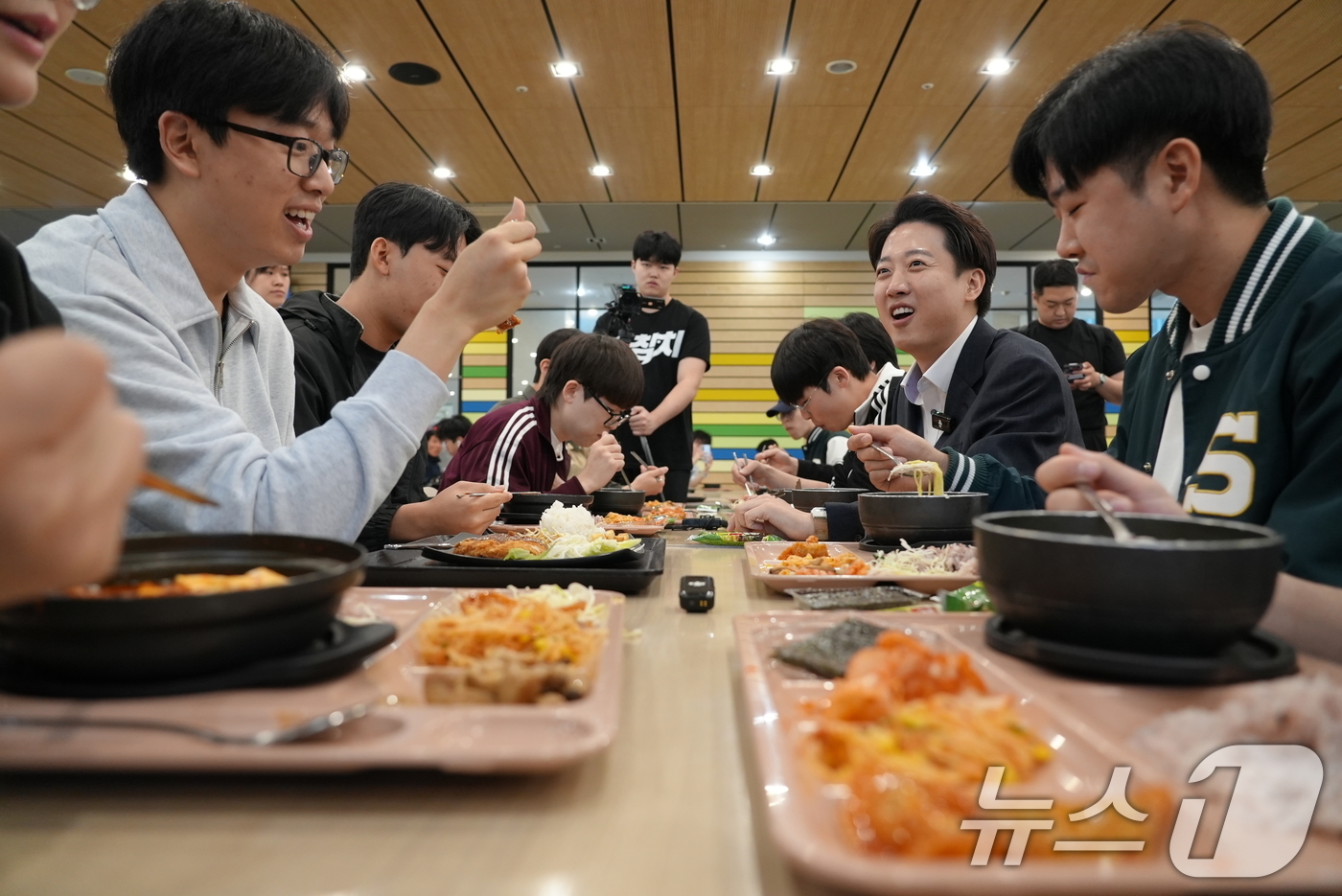 (서울=뉴스1) = 이준석 개혁신당 대통령 후보가 9일 서울 종로구 성균관대학교를 찾아 학생들과 학식을 먹으며 대화하고 있다. (이준석 캠프 제공, 재판매 및 DB 금지) 2025 …