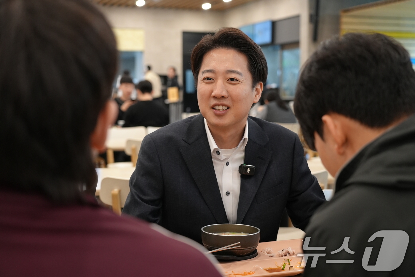 (서울=뉴스1) = 이준석 개혁신당 대통령 후보가 9일 서울 종로구 성균관대학교를 찾아 학생들과 학식을 먹으며 대화하고 있다. (이준석 캠프 제공, 재판매 및 DB 금지) 2025 …