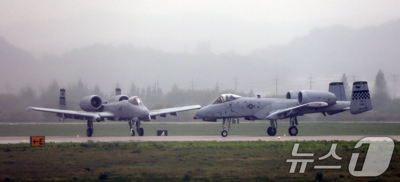 본문 이미지 - 9일 경기 평택시 주한미군 오산공군기지에서 열린 &#39;오산 에어파워데이 2025 미디어데이&#39;에서 미 공군 A-10 공격기가 시범 비행을 마치고 착륙하고 있다. 2025.5.9/뉴스1 ⓒ News1 김영운 기자