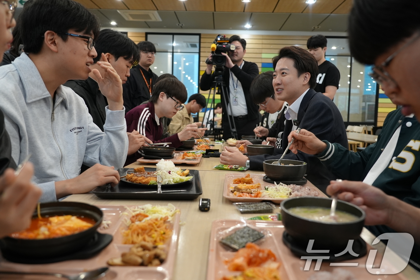 (서울=뉴스1) = 이준석 개혁신당 대통령 후보가 9일 서울 종로구 성균관대학교를 찾아 학생들과 학식을 먹으며 대화하고 있다. (이준석 캠프 제공, 재판매 및 DB 금지) 2025 …