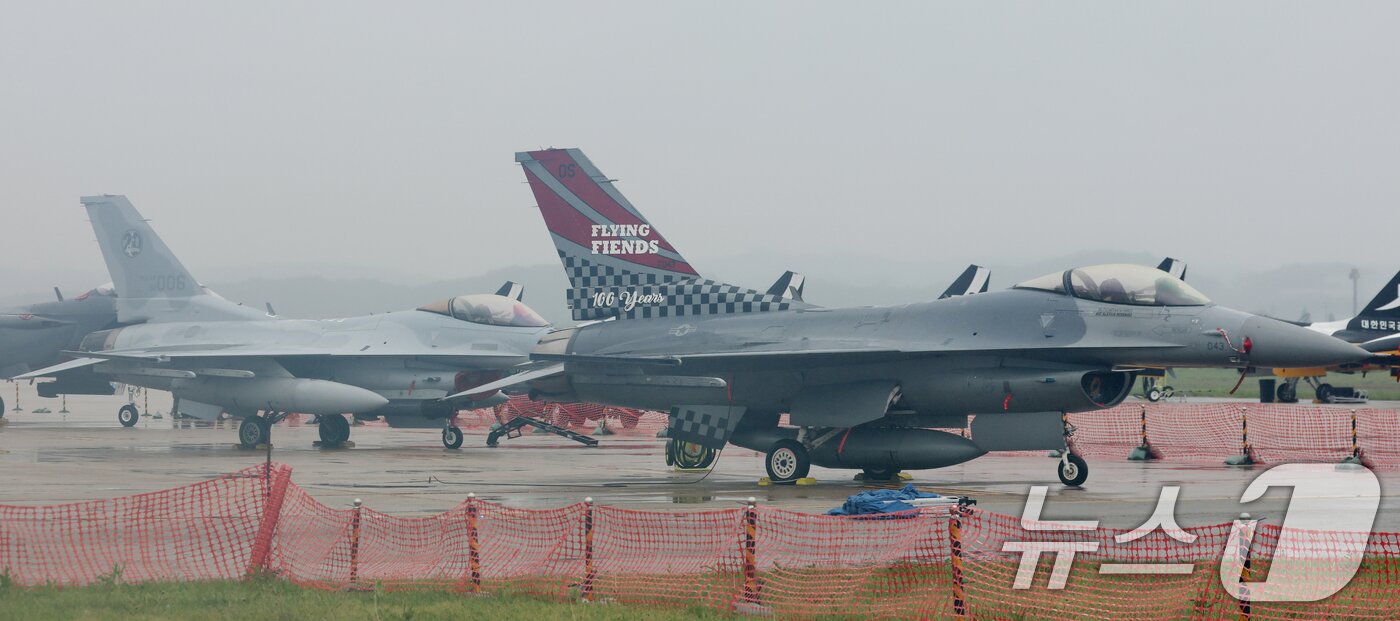 본문 이미지 - 9일 경기 평택시 주한미군 오산공군기지에서 열린 &#39;오산 에어파워데이 2025 미디어데이&#39;에서 대한민국 공군 F-16과 미 공군 F-16이 공개되고 있다. 2025.5.9/뉴스1 ⓒ News1 김영운 기자