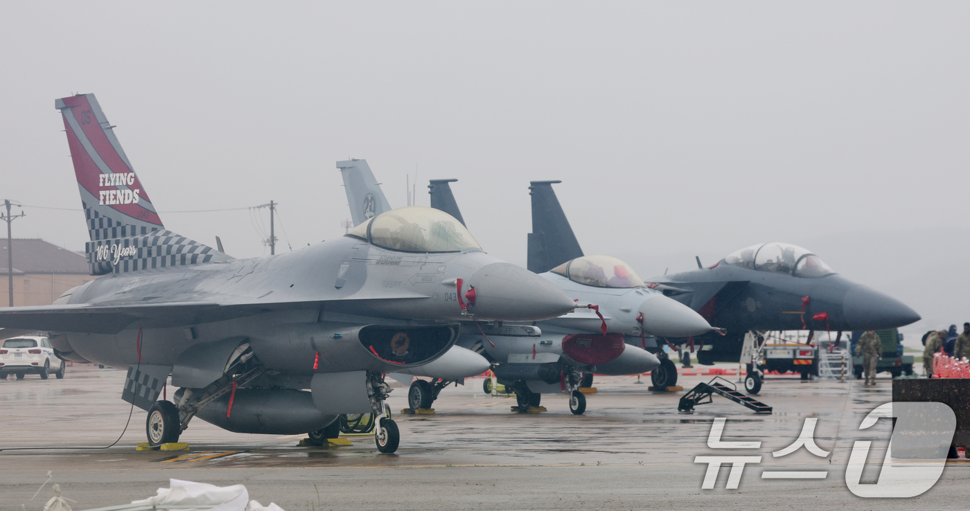 (평택=뉴스1) 김영운 기자 = 9일 경기 평택시 주한미군 오산공군기지에서 열린 '오산 에어파워데이 2025 미디어데이'에서 미 공군 F-16과 대한민국 공군 F-16, F-15K …