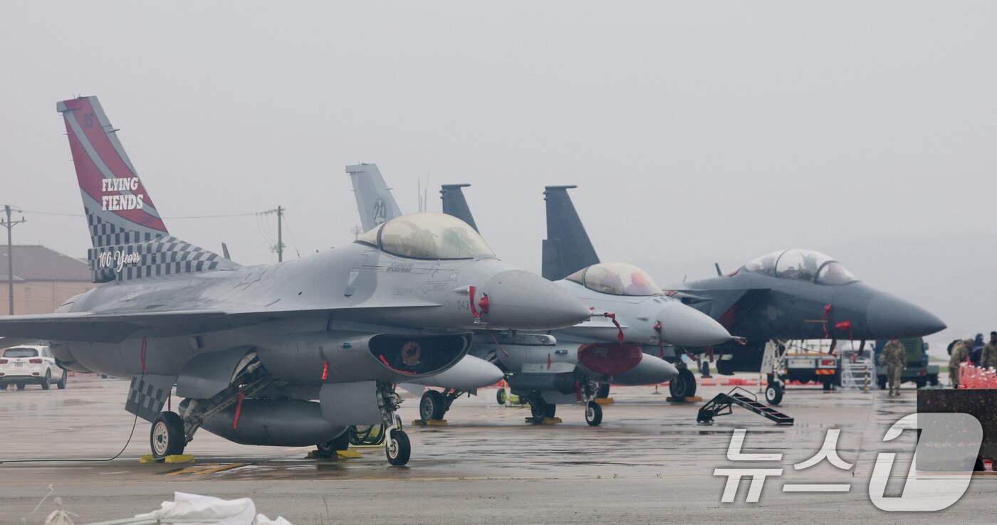 본문 이미지 - 9일 경기 평택시 주한미군 오산공군기지에서 열린 &#39;오산 에어파워데이 2025 미디어데이&#39;에서 미 공군 F-16과 대한민국 공군 F-16, F-15K가 공개되고 있다. 2025.5.9/뉴스1 ⓒ News1 김영운 기자