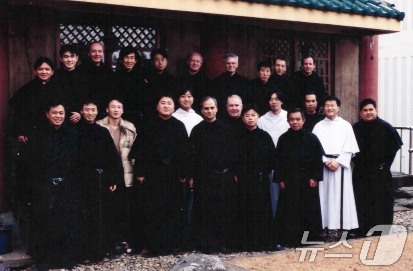 (서울=뉴스1) 이연주 기자 = 레오 14세 교황이 지난 2002년 성 아우구스티노 수도회 총장 신분으로 한국을 방문해 인천 전동수도원에서 수도자들과 함께 기념 사진을 촬영하고 있 …