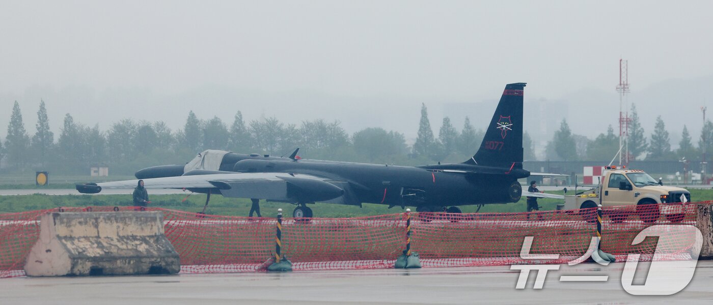 본문 이미지 - 9일 경기 평택시 주한미군 오산공군기지에서 열린 &#39;오산 에어파워데이 2025 미디어데이&#39;에서 미 공군 U-2 고고도정찰기가 이동하고 있다. 2025.5.9/뉴스1 ⓒ News1 김영운 기자