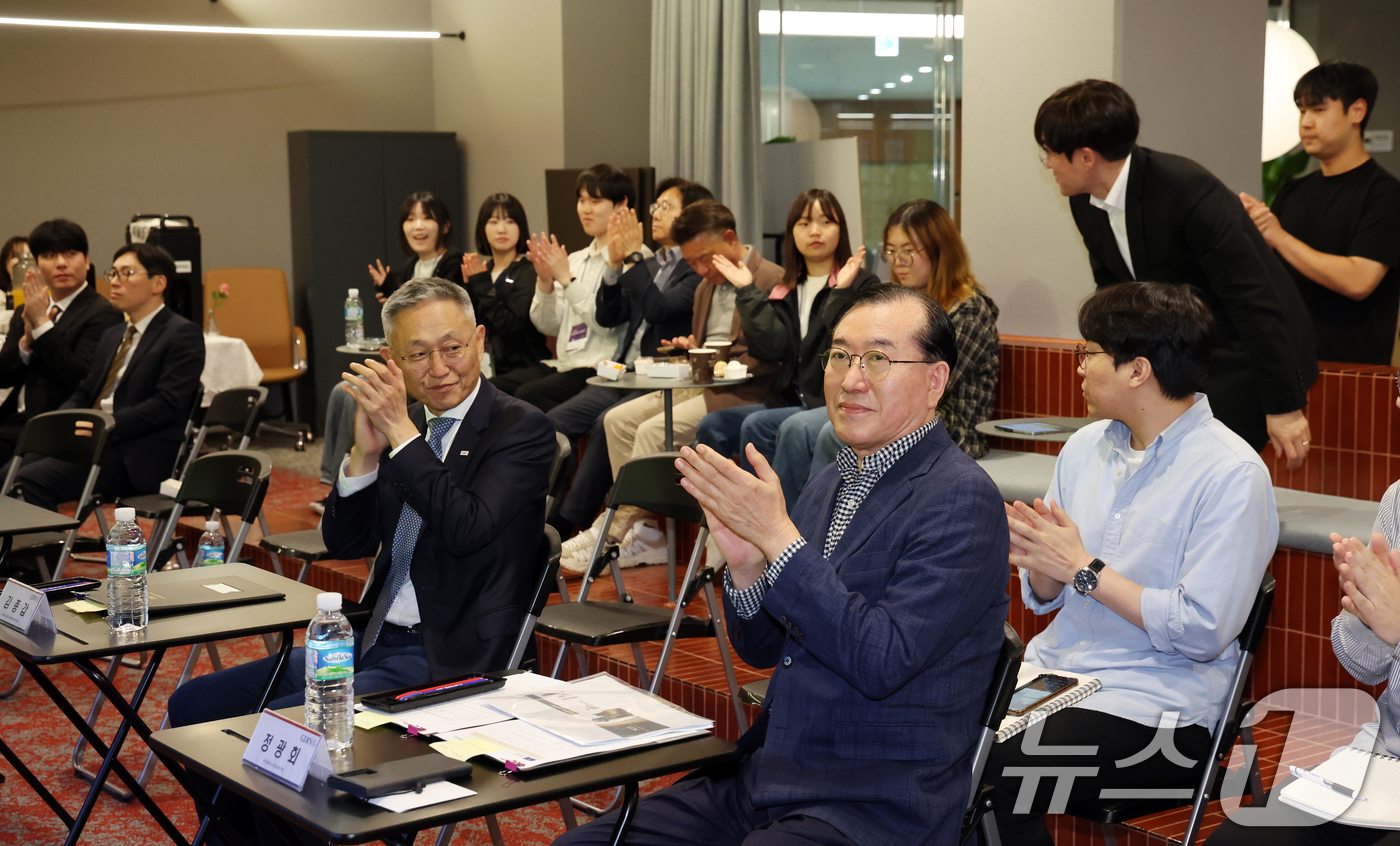 (성남=뉴스1) 김명섭 기자 = 김종갑 글로벌디지털혁신네트워크 대표, 정광회 차의과대학 학장 등이 9일 경기도 성남시 경기스타트업캠퍼스에서 열린 호남대학교와 함께하는 2025 GD …