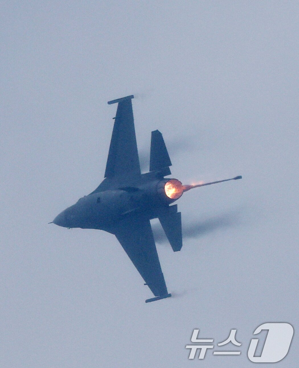 본문 이미지 - 9일 경기 평택시 주한미군 오산공군기지에서 열린 &#39;오산 에어파워데이 2025 미디어데이&#39;에서 태평양공군사령부 F-16이 특수 비행을 하고 있다. 2025.5.9/뉴스1 ⓒ News1 김영운 기자