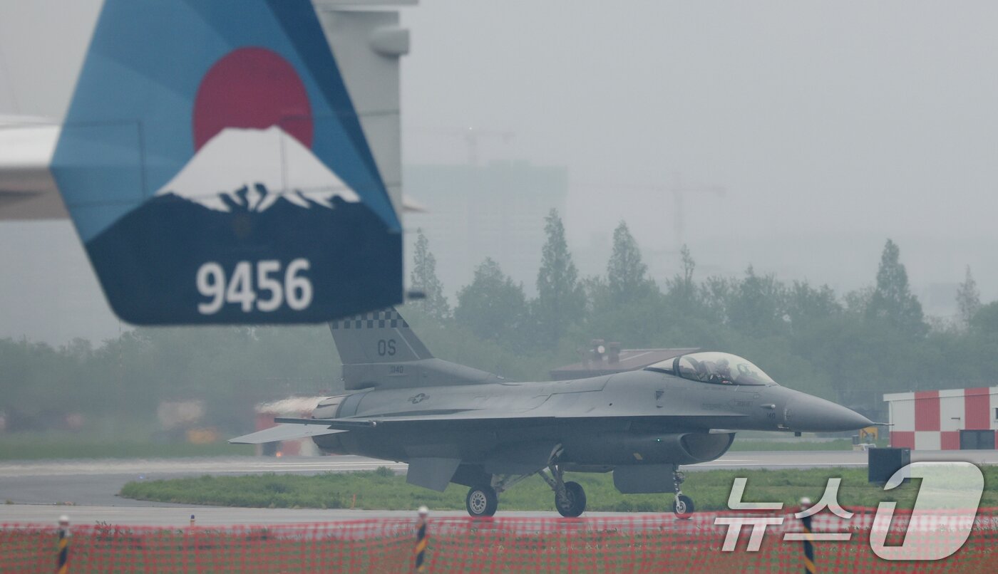 본문 이미지 - 9일 경기 평택시 주한미군 오산공군기지에서 열린 &#39;오산 에어파워데이 2025 미디어데이&#39;에서 태평양공군사령부 F-16이 특수 비행을 마치고 착륙하고 있다. 2025.5.9/뉴스1 ⓒ News1 김영운 기자