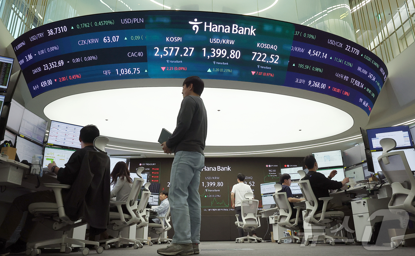 (서울=뉴스1) 김진환 기자 = 9일 서울 중구 하나은행 본점 딜링룸 전광판에 코스피 종가 현황이 표시돼 있다.이날 코스피는 전 거래일 종가와 비교해 2.21포인트(p)(0.09% …