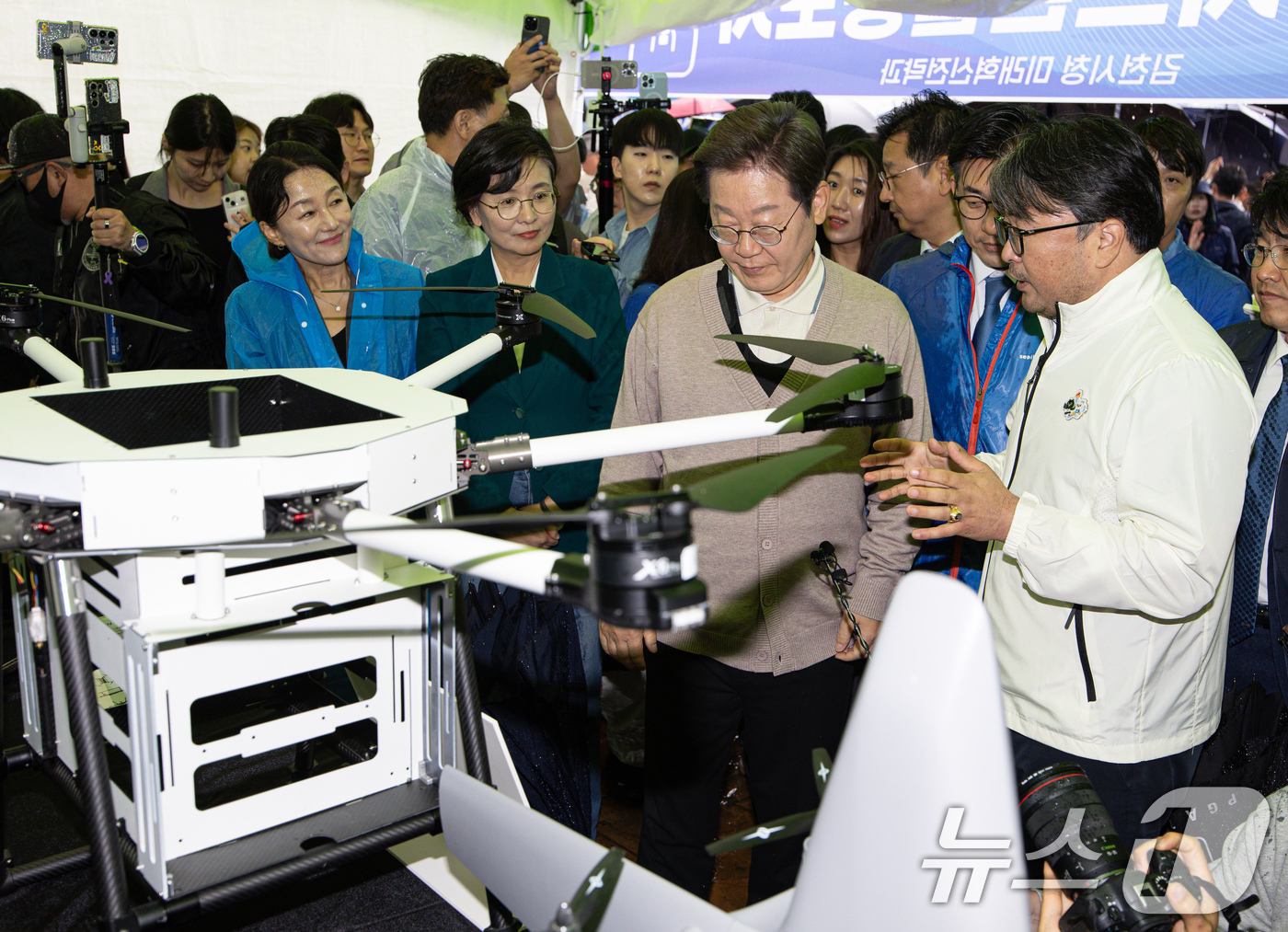 (김천=뉴스1) 이재명 기자 = 3차 경청투어에 나선 이재명 더불어민주당 대통령 후보가 9일 오후 경북 김천시 김천실내체육관 일대에서 열린 제63회 경북도민체육대회에 마련된 4차산 …