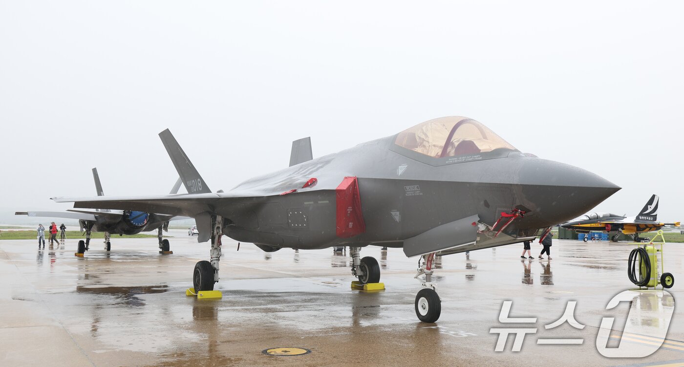 본문 이미지 - 9일 경기 평택시 주한미군 오산공군기지에서 열린 &#39;오산 에어파워데이 2025 미디어데이&#39;에서 대한민국 공군 F-35A가 공개되고 있다. 2025.5.9/뉴스1 ⓒ News1 김영운 기자