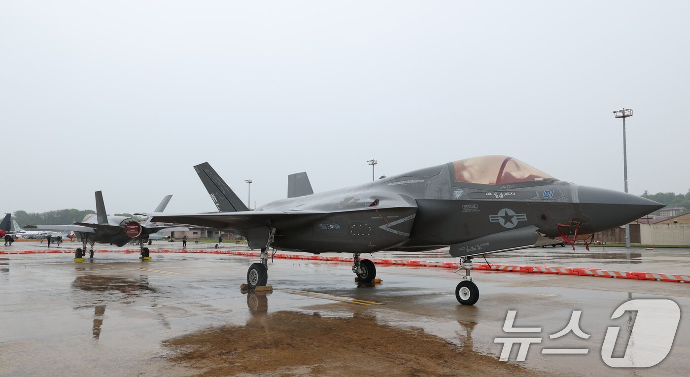 본문 이미지 - 9일 경기 평택시 주한미군 오산공군기지에서 열린 &#39;오산 에어파워데이 2025 미디어데이&#39;에서 미 해병대 F-35B가 공개되고 있다. 2025.5.9/뉴스1 ⓒ News1 김영운 기자