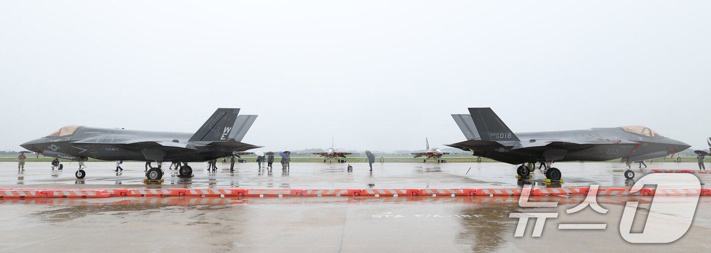 본문 이미지 - 9일 경기 평택시 주한미군 오산공군기지에서 열린 &#39;오산 에어파워데이 2025 미디어데이&#39;에서 미 해병대 F-35B와 대한민국 공군 F-35A가 공개되고 있다. 2025.5.9/뉴스1 ⓒ News1 김영운 기자