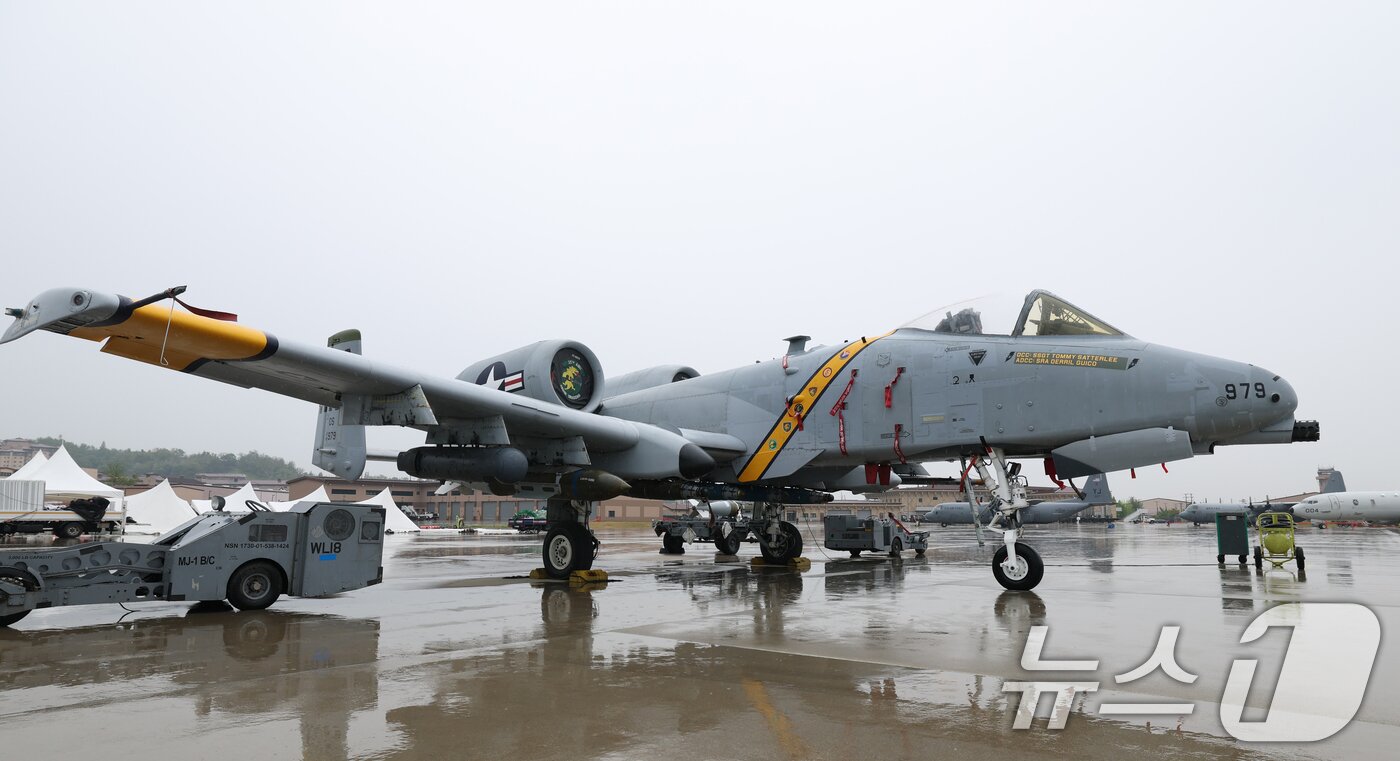 본문 이미지 - 9일 경기 평택시 주한미군 오산공군기지에서 열린 &#39;오산 에어파워데이 2025 미디어데이&#39;에서 퇴역을 앞둔 A-10 공격기가 공개되고 있다. 2025.5.9/뉴스1 ⓒ News1 김영운 기자