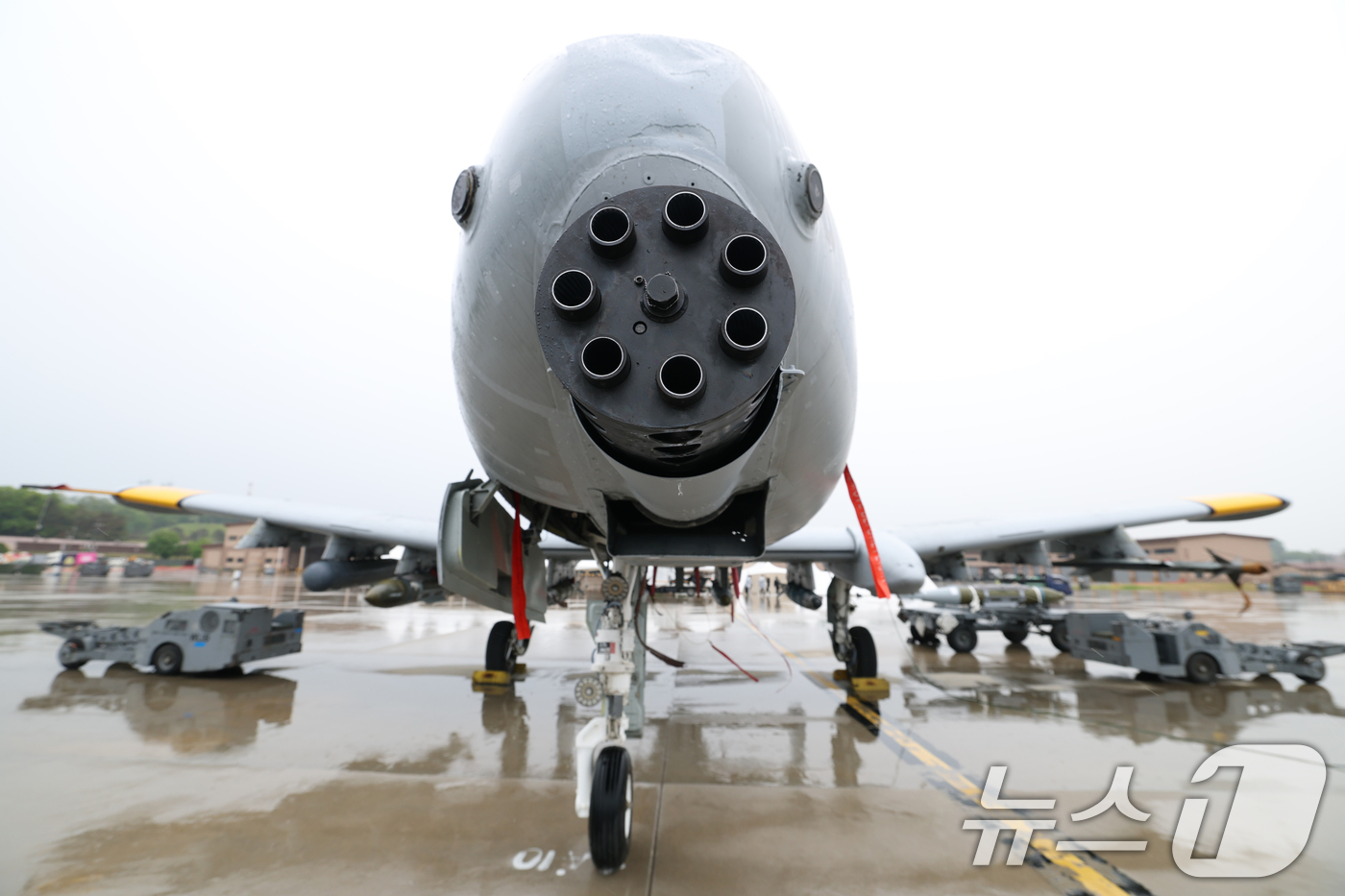 (평택=뉴스1) 김영운 기자 = 9일 경기 평택시 주한미군 오산공군기지에서 열린 '오산 에어파워데이 2025 미디어데이'에서 퇴역을 앞둔 A-10 공격기가 공개되고 있다. 2025 …