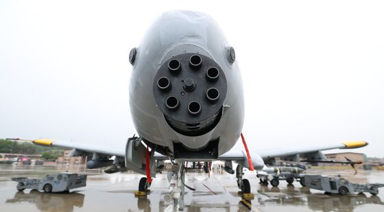 A-10 공격기 하부에 장착된 GAU-8/A 회전식 기관포