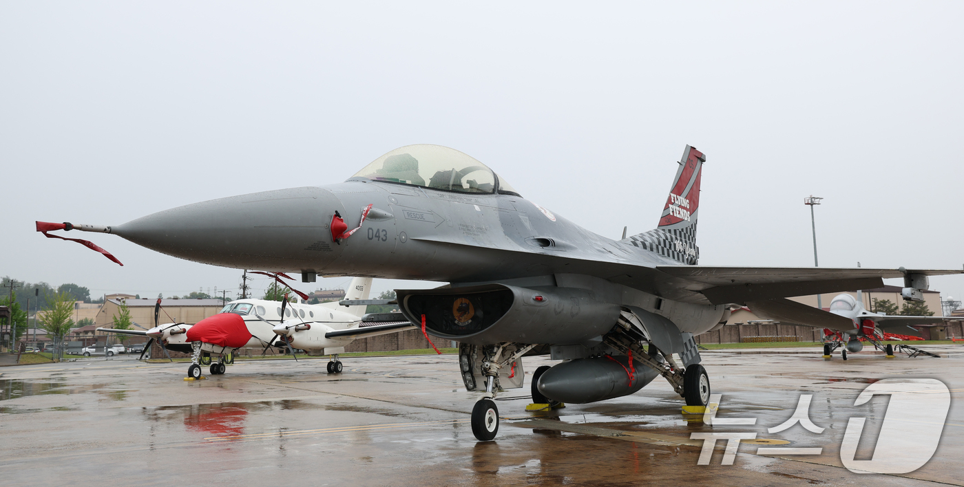 (평택=뉴스1) 김영운 기자 = 9일 경기 평택시 주한미군 오산공군기지에서 열린 '오산 에어파워데이 2025 미디어데이'에서 미 공군 F-16이 공개되고 있다. 2025.5.9/뉴 …