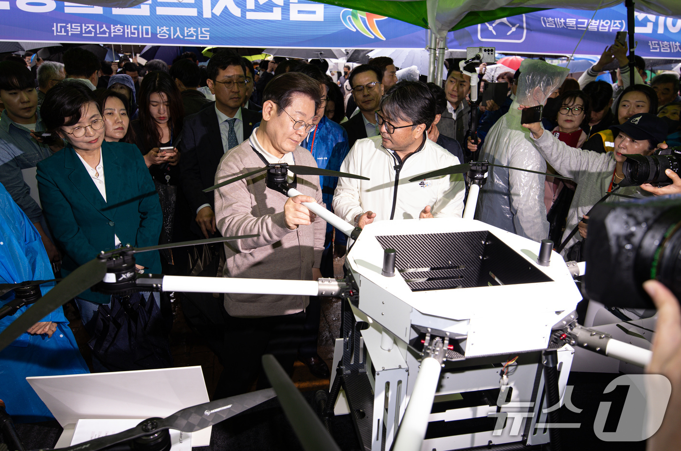 (김천=뉴스1) 이재명 기자 = 3차 경청투어에 나선 이재명 더불어민주당 대통령 후보가 9일 오후 경북 김천시 김천실내체육관 일대에서 열린 제63회 경북도민체육대회에 마련된 4차산 …