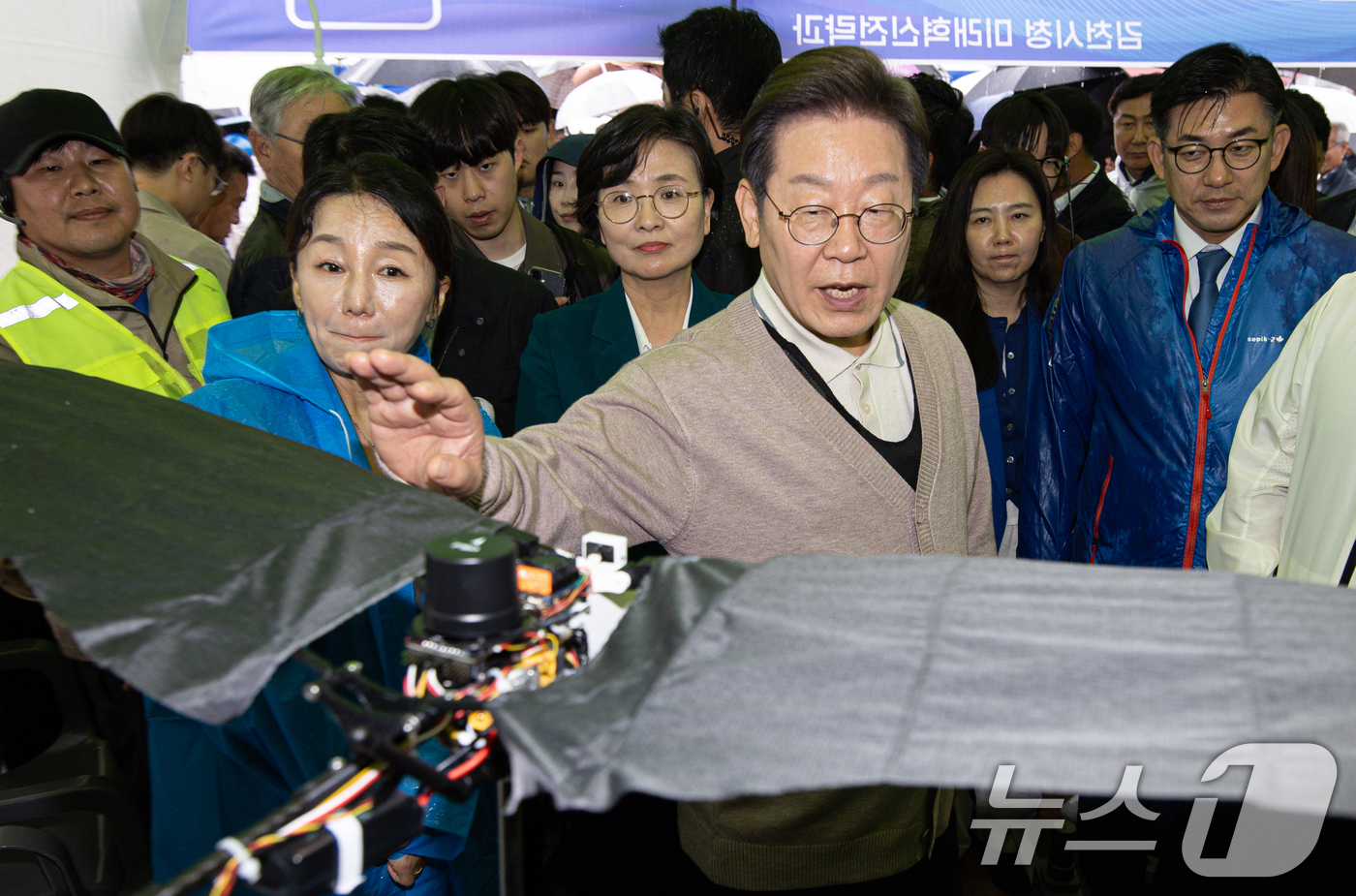 (김천=뉴스1) 이재명 기자 = 3차 경청투어에 나선 이재명 더불어민주당 대통령 후보가 9일 오후 경북 김천시 김천실내체육관 일대에서 열린 제63회 경북도민체육대회에 마련된 4차산 …