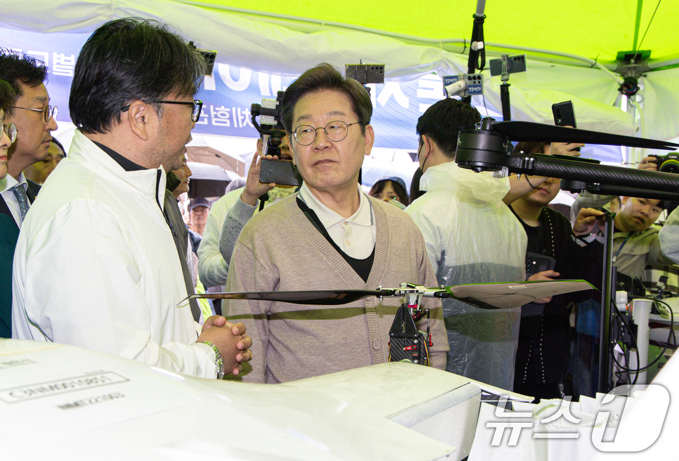 (김천=뉴스1) 이재명 기자 = 3차 경청투어에 나선 이재명 더불어민주당 대통령 후보가 9일 오후 경북 김천시 김천실내체육관 일대에서 열린 제63회 경북도민체육대회에 마련된 4차산 …