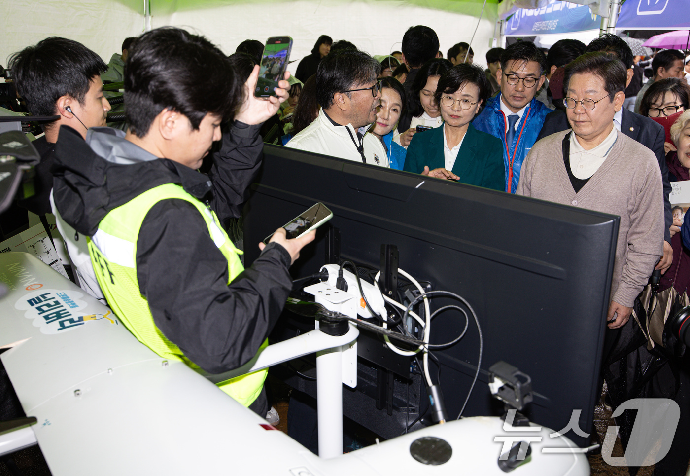 (김천=뉴스1) 이재명 기자 = 3차 경청투어에 나선 이재명 더불어민주당 대통령 후보가 9일 오후 경북 김천시 김천실내체육관 일대에서 열린 제63회 경북도민체육대회에 마련된 4차산 …